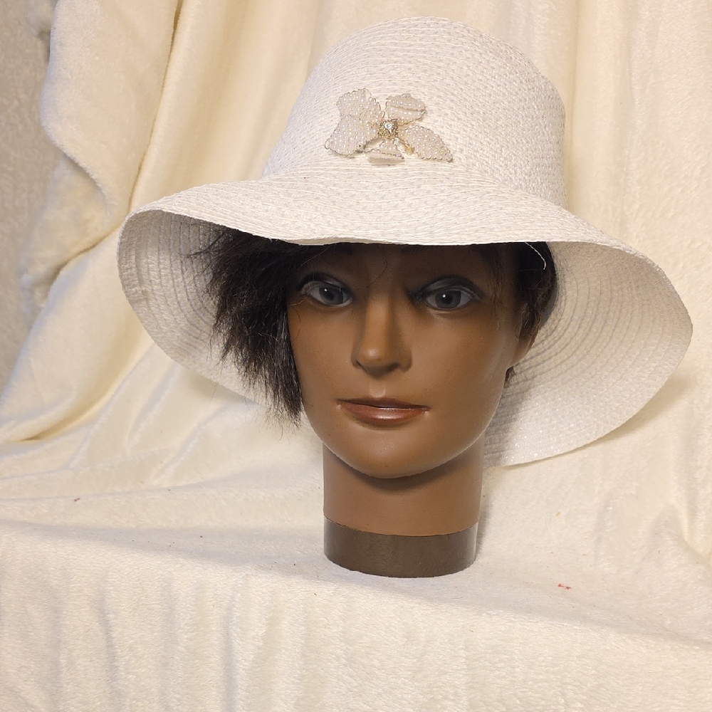Source Unknown White Hat with Floral Detail